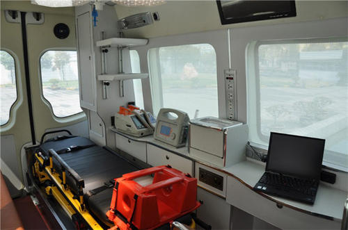 灯塔市救护车内部